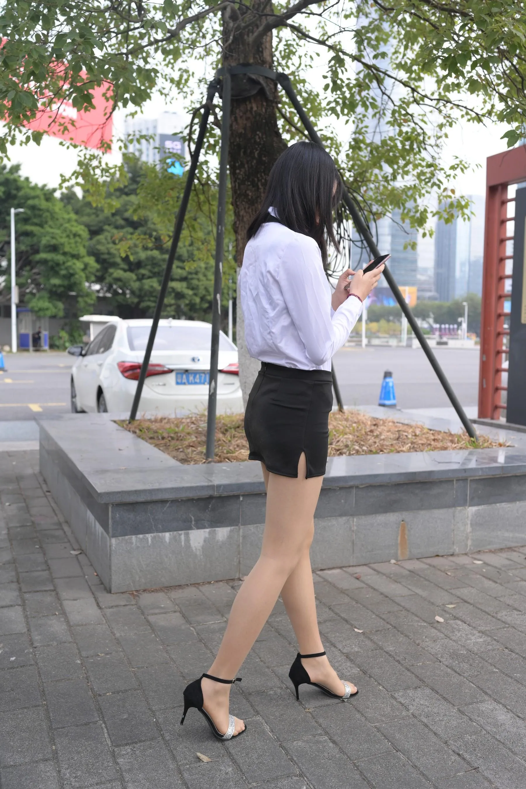 [魔镜街拍] NO.084 程生街拍-商城推销美女长腿肉丝制服 [456P]插图